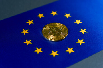 Gold bitcoin coin in the center of the EU flag - obrazy, fototapety, plakaty