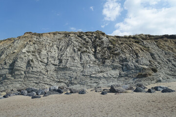 Fototapeta na wymiar Chutes de pierres des falaises de Bidart, sur le littoral du Pays Basque