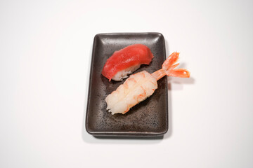 エビとマグロの握り鮨のイメージ画像