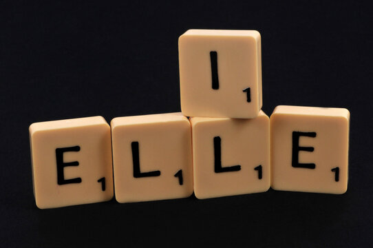 Lettres formant les pronoms il et elle sur fond noir