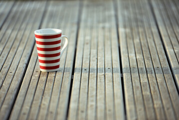 Mug sur terrasse bois