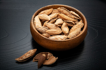 キルギスの野生の殻付きアーモンド