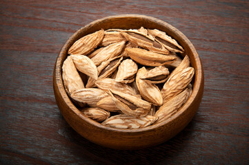 キルギスの野生の殻付きアーモンド