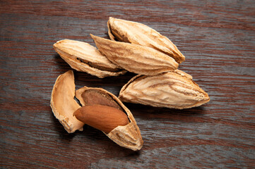 キルギスの野生の殻付きアーモンド