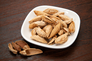 キルギスの野生の殻付きアーモンド