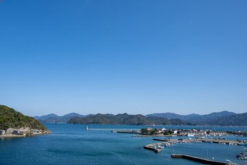 Fototapeta na wymiar 青海島の綺麗な海岸線と青空