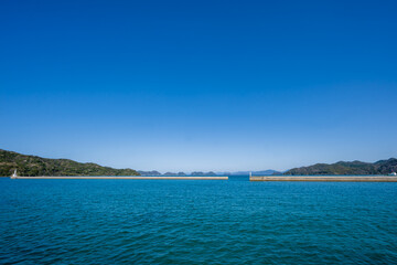 青海島の綺麗な海岸線と青空