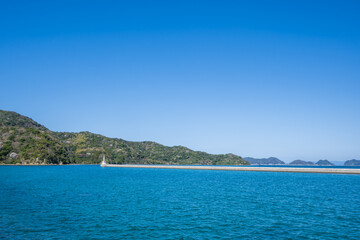青海島の綺麗な海岸線と青空