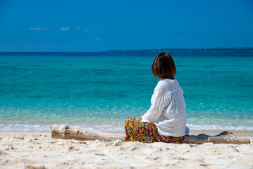 写真素材: 沖縄の海と女性一人旅_瀬底島