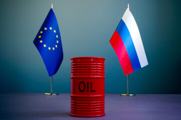 Flags of the EU and Russia and a barrel of oil as a symbol of sanctions.