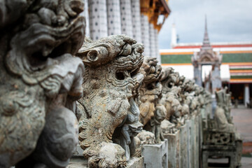 Vista de esculturas de criaturas extrañas, en templo Wat Pho, Bangkok, Tailandia