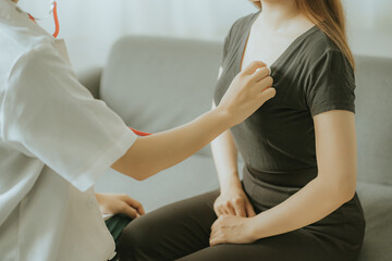 Obraz premium Physiotherapist is doing physical therapy for a patient, the patient has body aches due to overwork and has undergone treatment and physiotherapy with a professional physiotherapist.