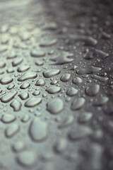 Gouttes de pluie sur table métal