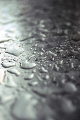 Gouttes de pluie sur table métal
