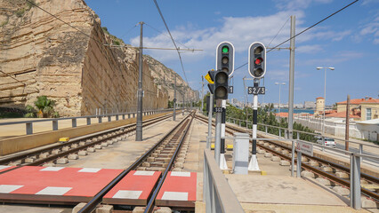 Railes y Señales indicadoras de tranvías de cercanías en Alicante cerca del mar en un día...