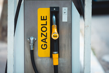 Une station service qui distribue du Gazole.