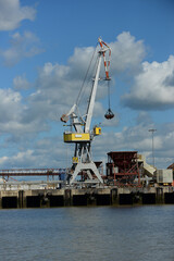 Fototapeta premium Grues chargement port de Saint-Nazaire