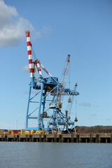 Fototapeta premium Grues chargement port de Saint-Nazaire
