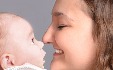 Mère et fille les yeux dans les yeux © William Vallée