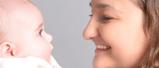 Mère et fille les yeux dans les yeux
