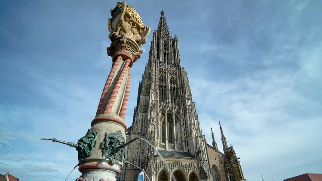 L&ouml;wenbrunnen water fountain and Ulm minster in background revealing time lapse