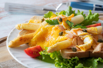 Rührei mit Lachst auf Spargel und Toast