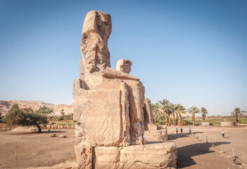 Les colosses de Memnon dans la vallée des Rois à Louxor
