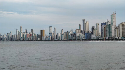 Obraz premium view of the beach and the buildings of Balneário Camboriú in Santa Catarina in Brazil.