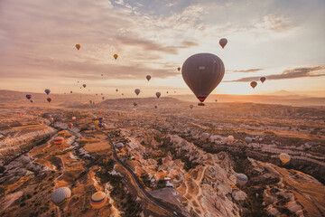 reizen en inspiratie, heteluchtballonnen in Turkije die bij zonsopgang vliegen