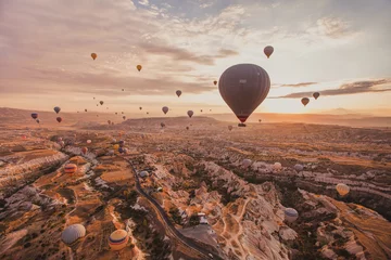 Foto auf Acrylglas Lachsfarbe Reisen und Inspiration, Heißluftballons in der Türkei, die bei Sonnenaufgang am Himmel fliegen