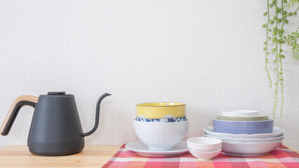 テーブルの上に重ねた食器