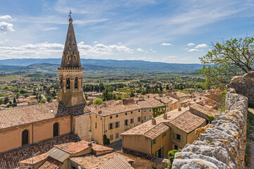 Fototapeta na wymiar Saint-Saturnin-lès-Apt, medieval hilltop village in the Luberon in Provence-Alpes-Côte-d'Azur, France