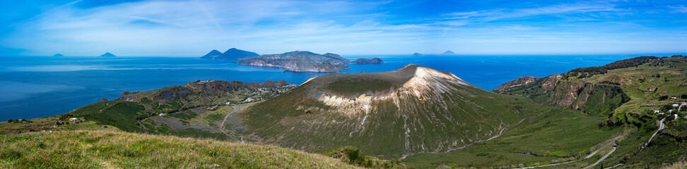 Sizilien: Wanderung auf Vulcano mit Weitwinkel Panorama 180 Grad auf den Vulkan und die...