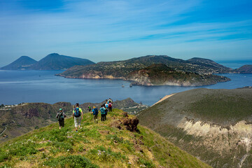 Sizilien: Wanderung auf den Berg Monte Saraceno auf Vulcano mit Blick auf den Vulkan und die...