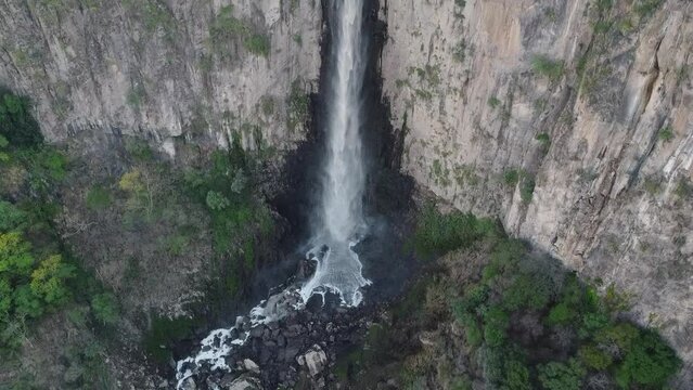 Cascada cola de caballo en Guadalajara, Jalisco, M&eacute;xico. Con Toma de Dron. agua barranca monta&ntilde;a 