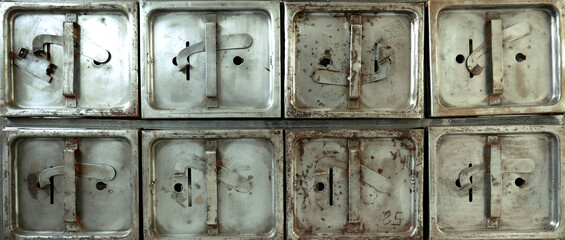 Meuble à tiroirs en métal