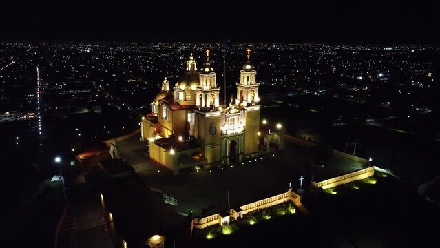 Vuelo de dron dji nocturna en Santuario de la virgen de los Remedios en Cholula, Puebla, M&eacute;xico 