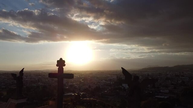 Atardecer cruz y angeles  en el Santuario de la virgen de los remedios, en Cholula, Puebla, México. 