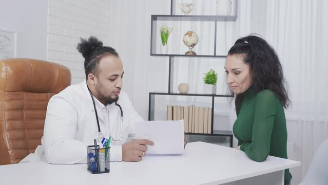 lek r a pacient podpisuj zmluvu, african american group, medical office, african american doctor