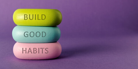 Build good habits words on colorful wooden blocks. Motivation and self-development concept. - obrazy, fototapety, plakaty