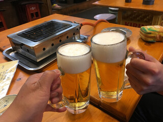 生ビールで乾杯　泡とジョッキの宴会　緊急事態宣言
A toast with draft beer, a...