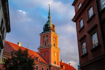 Fototapeta premium Warsaw, Poland, 13 October 2021: Royal Castle with clock tower in old town, residence official home of Polish monarchs, fortified complex at sunny autumn day, Main square with Sigismund Column