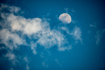 Naklejka na ściany i meble luna llena con nube azul