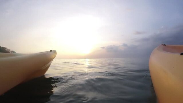 mirando el atardecer en un kayak en saboga la perla de panam&aacute;