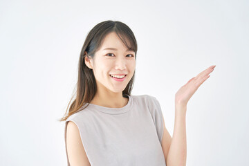 女性　案内　白背景