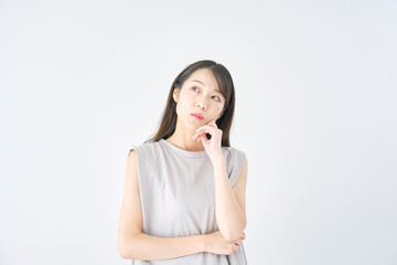 女性　考える　白背景