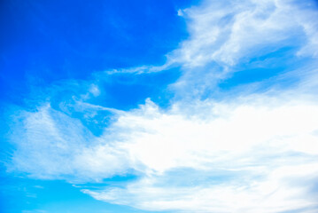 cielo y nubes blancas