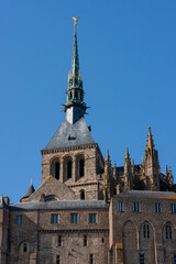 Fototapeta na wymiar Flèche de l'église abbatiale du Mont-Saint-Michel