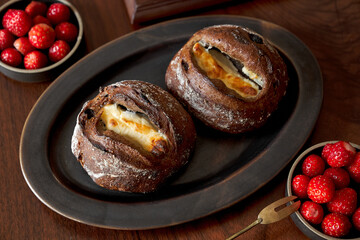 クリームチーズ入りのライ麦全粒粉パンと苺のテーブル