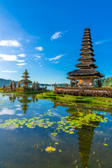 Obraz premium Pura Ulun Danu Bratan, Hindu temple on Bratan lake landscape, one of famous tourist attraction in Bali, Indonesia